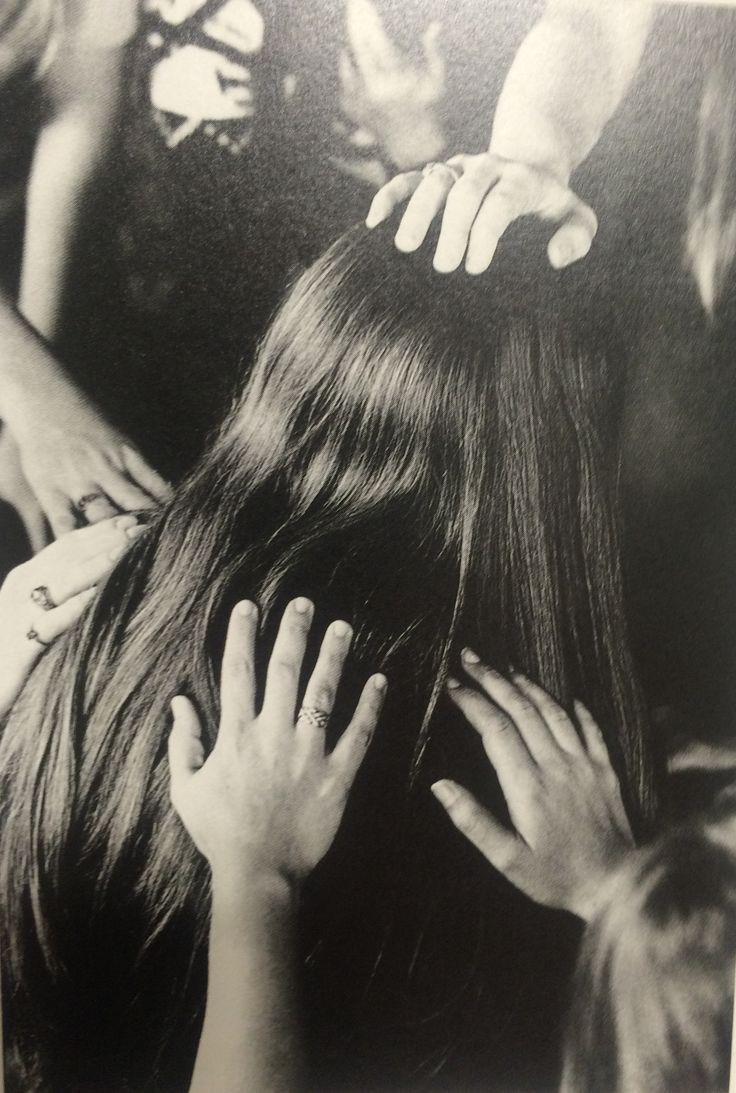 Manos de mujeres acariciando un cabello largo